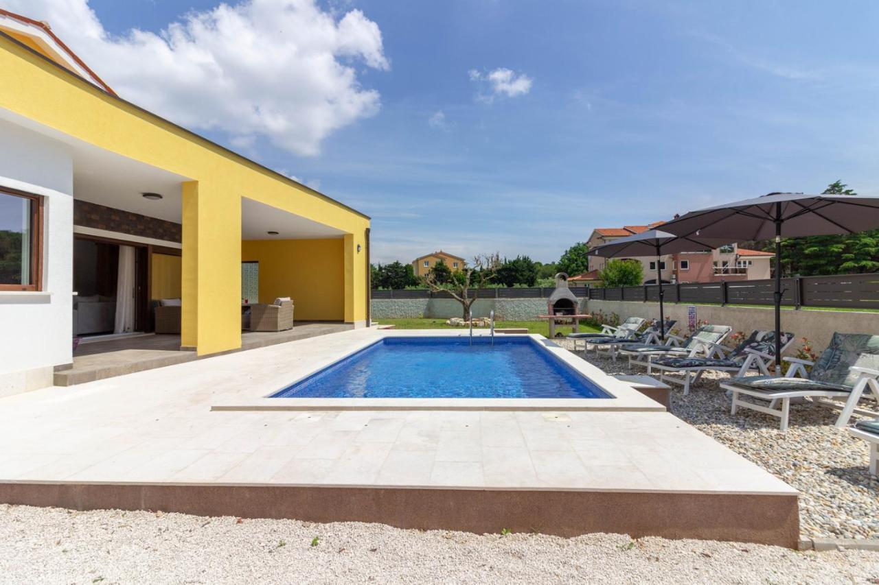 Modern Villa Eve In Medulin With Pool Near The Beach 外观 照片