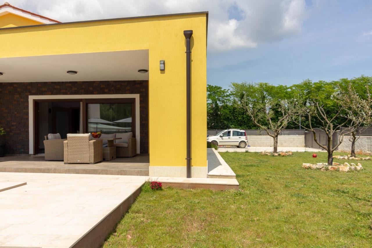 Modern Villa Eve In Medulin With Pool Near The Beach 外观 照片