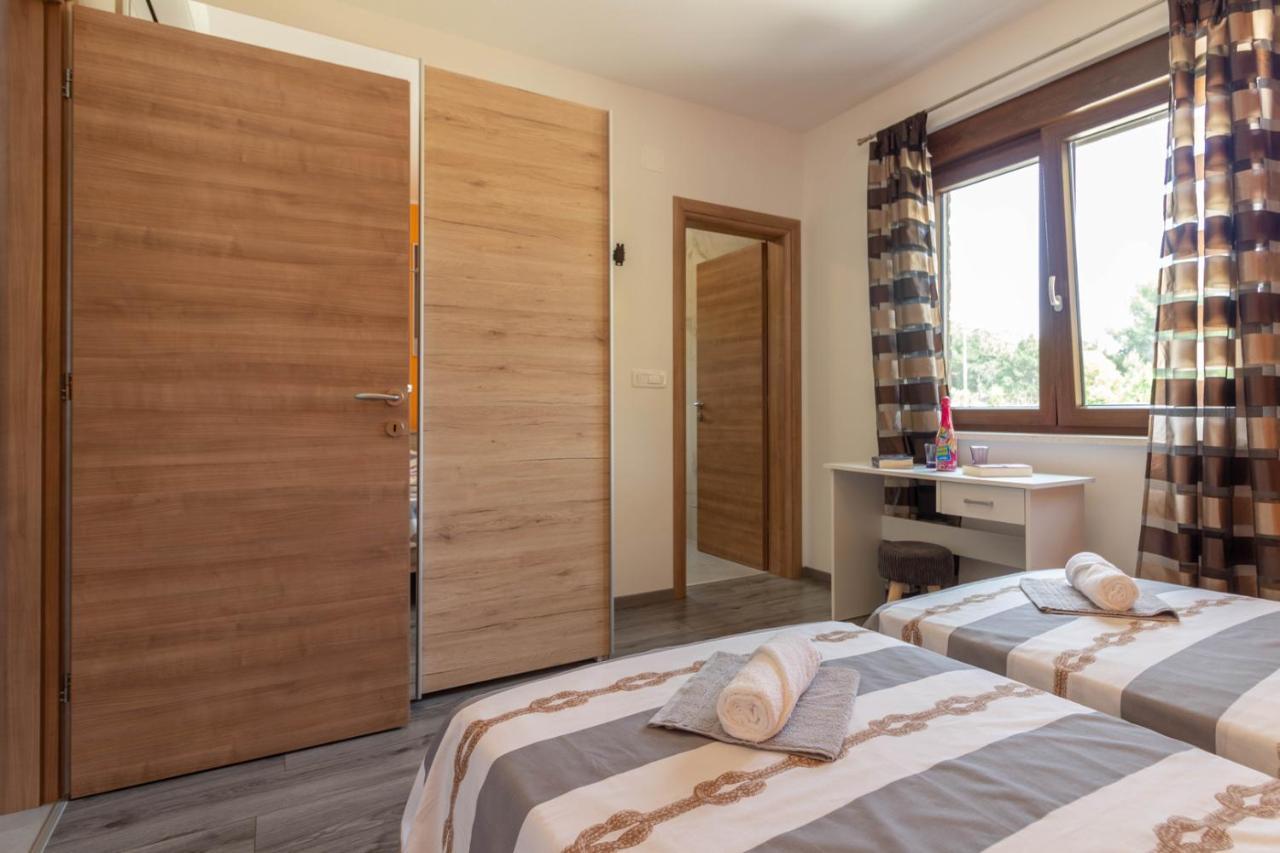 Modern Villa Eve In Medulin With Pool Near The Beach 外观 照片