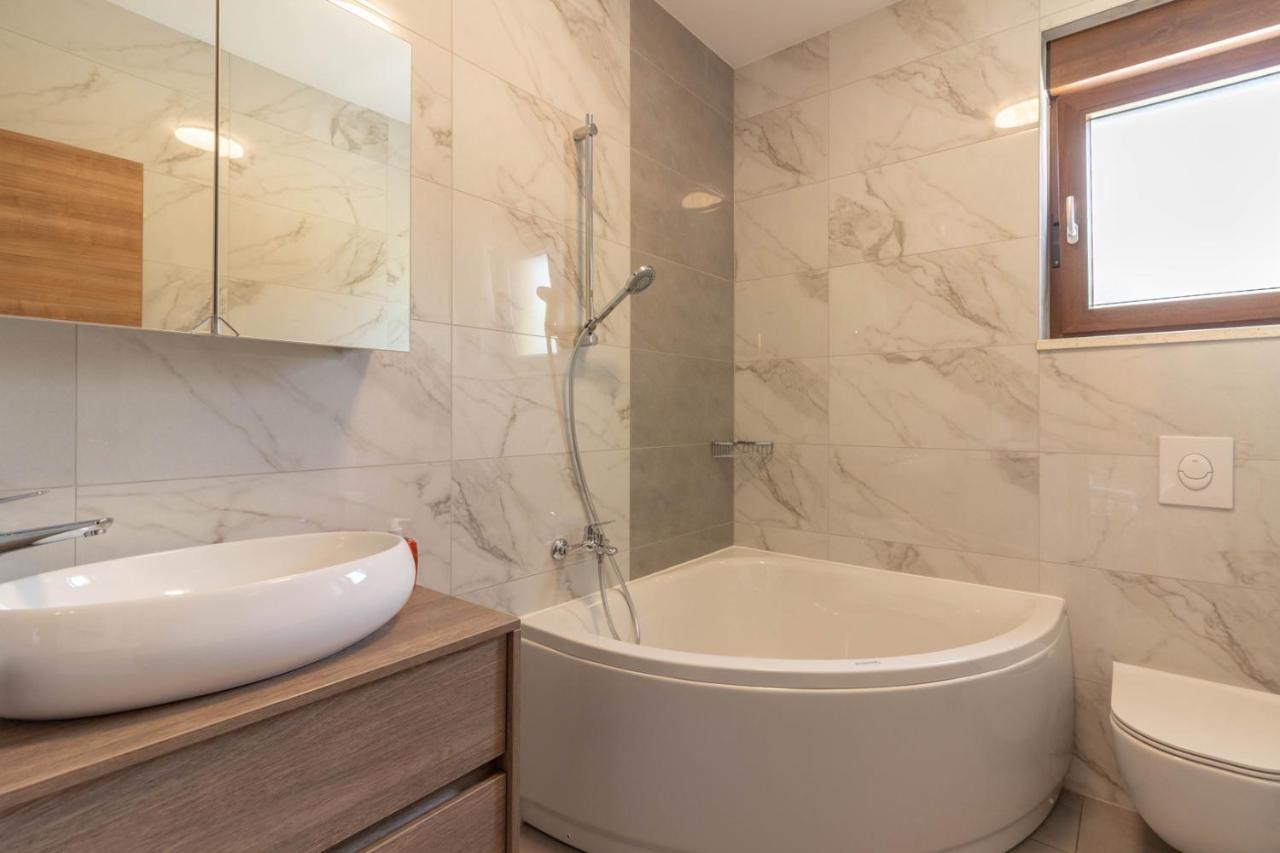 Modern Villa Eve In Medulin With Pool Near The Beach 外观 照片